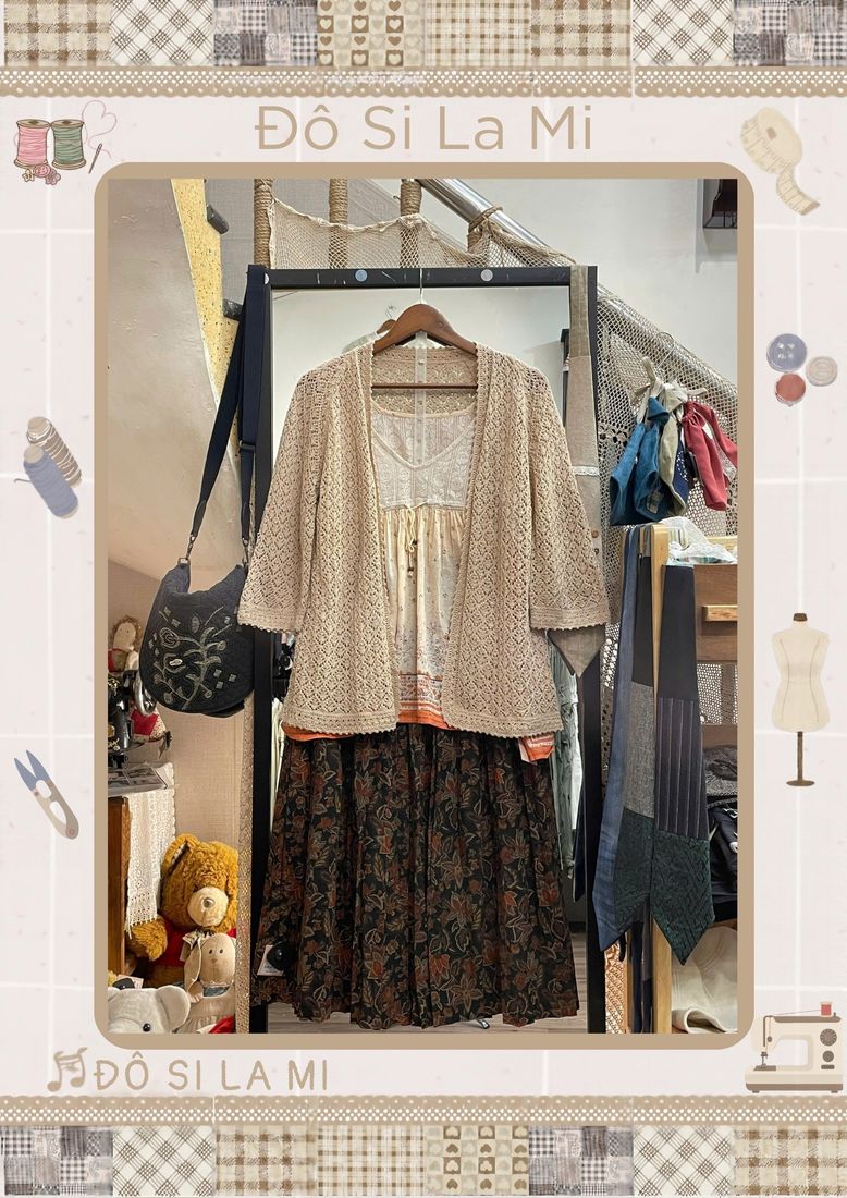 Áo cardigan chấm bi be phối áo hai dây cam và chân váy hoa nhí đen