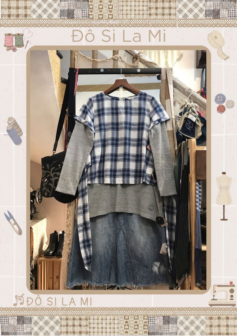 Áo caro xanh trắng phối áo len xám và chân váy denim xanh