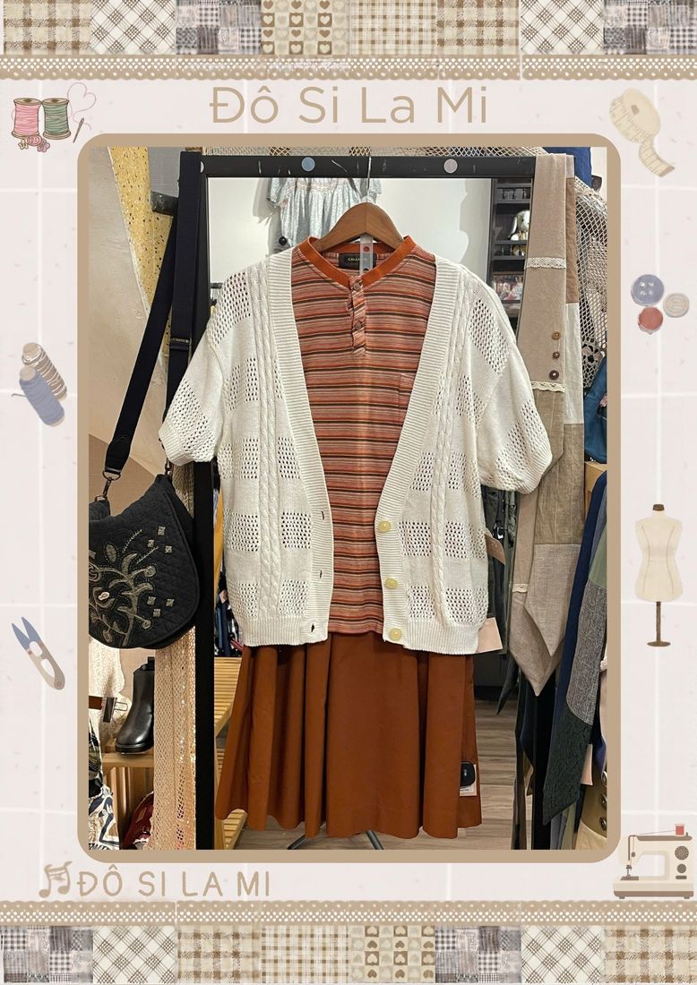 Áo cardigan dệt lưới kem phối áo sọc cam và chân váy nâu cam