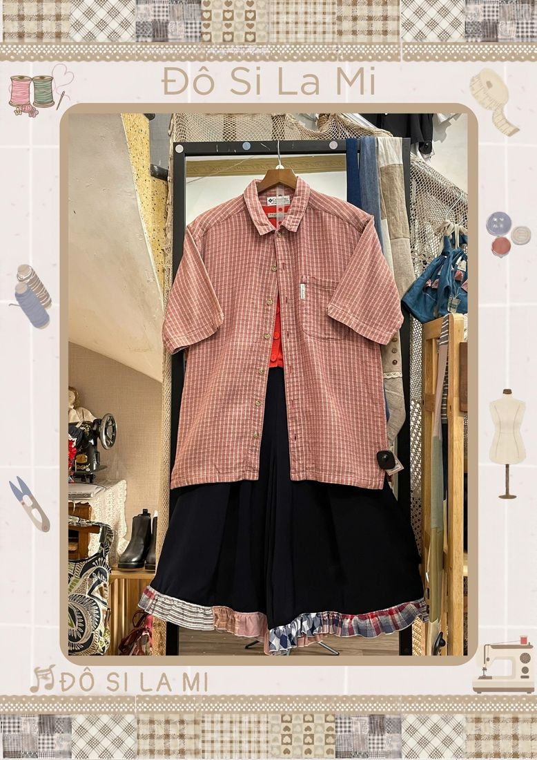 Áo sơ mi caro hồng phối chân váy xanh navy