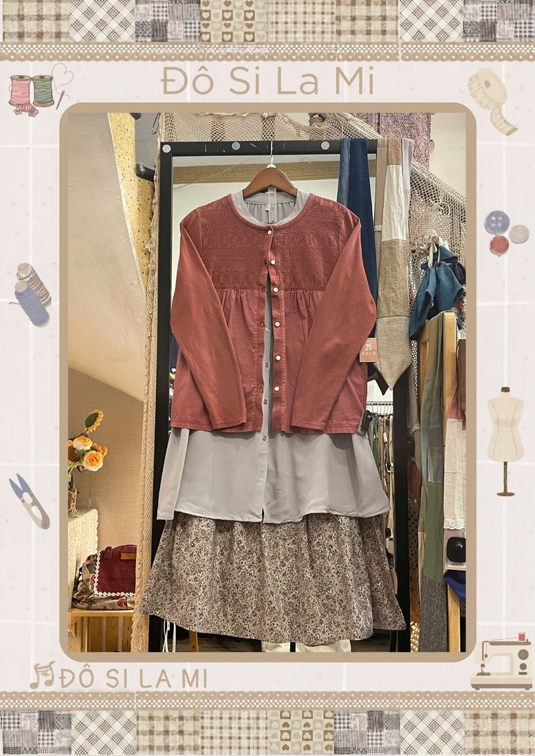 Áo cardigan hồng phối áo sơ mi be và chân váy họa tiết hoa