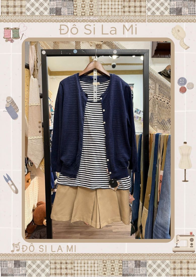 Áo cardigan xanh navy phối áo sọc đen trắng và quần short be