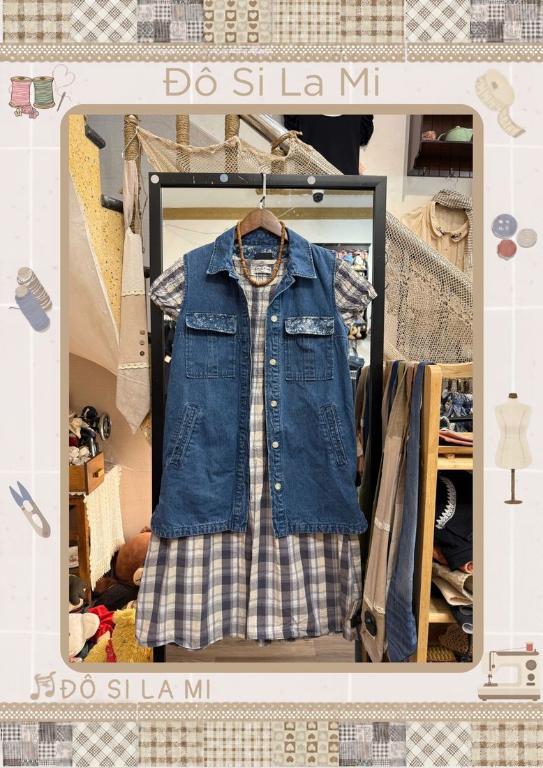 Áo gile denim xanh phối áo caro và chân váy caro xanh xám