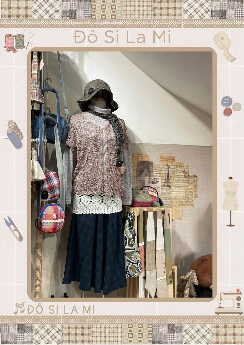 Áo len cardigan kem phối khăn len trắng và chân váy xanh navy, mũ len